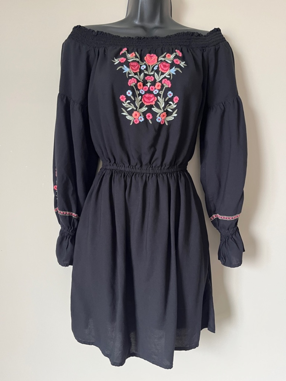 HOLLISTER Black Floral Embroidered Off-the-Shoulder Mini Dress Boho Size Small - Picture 4 of 10